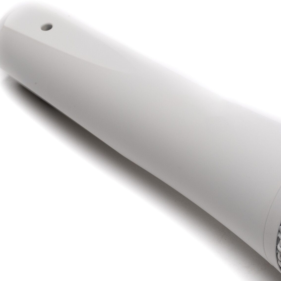 Supercardioid Dynamic Handheld Microphone Delivering Condenser-Grade Audio for Stage and Studio Usage